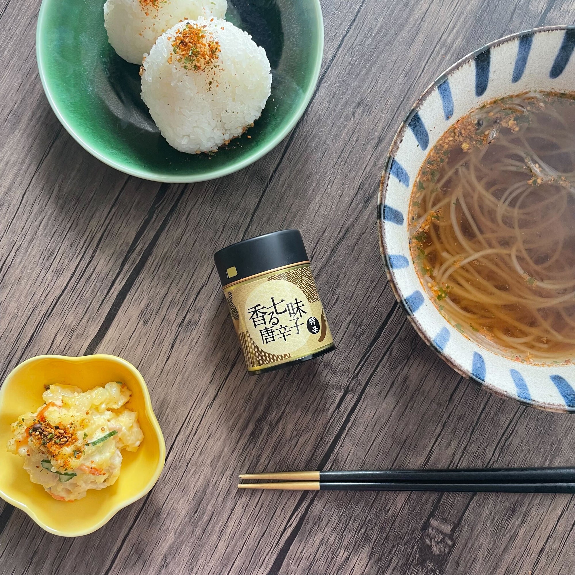 【ひとふりで味変!】「吉田七味店」の特辛七味唐辛子はごまの香りで食欲倍増!のサムネイル