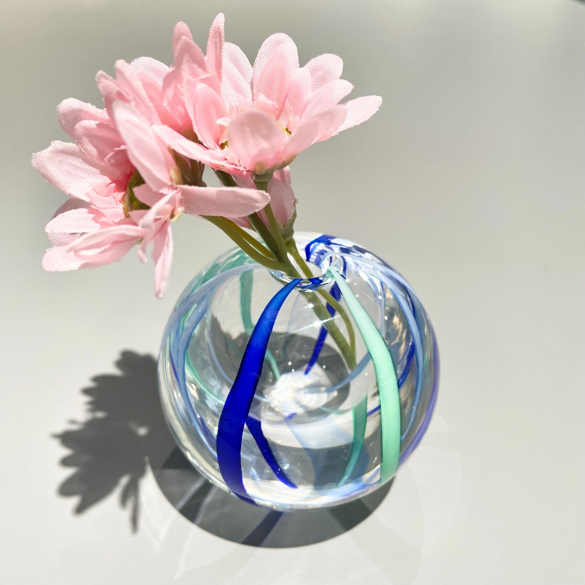 【はじめての伝統工芸】置くだけで涼やかな「津軽びいどろ」の一輪挿しのサムネイル