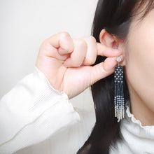画像をギャラリービューアに読み込む, ミッドナイトブルー 夜空の一番星 揺れるロングビーズフリンジピアス 【シルバー925 ピアスポスト】 |Ahki Beadwork(アーキービーズワーク)