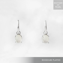 画像をギャラリービューアに読み込む, マザーオブパール ワンタッチ ダングル ピアス(シルバー925/ロジウムプレーティング)|SMUK(スムーク)