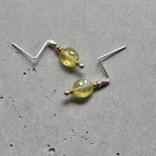 画像をギャラリービューアに読み込む, グロッシュラーガーネットとカレンシルバーのキャッチのいらないピアス|YEAH.JAPAN(イエアジャパン)