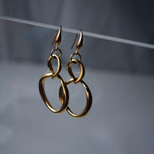 画像をギャラリービューアに読み込む, 柔らかな光|ダブルリングのニュアンス耳飾り|Une(ウーネ)