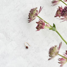 画像をギャラリービューアに読み込む, 赤い天然石ガーネット シングルピアス|bis.(ビス)