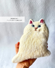 画像をギャラリービューアに読み込む, 羊毛フェルトのふわふわ白ネコパスケース|たろじろ