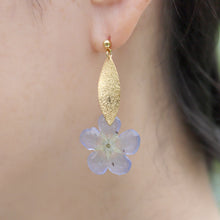 画像をギャラリービューアに読み込む, 本物のネモフィラとメタルリーフのピアス/イヤリング|FT2 works(エフティーツーワークス)