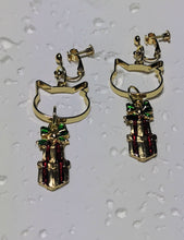 画像をギャラリービューアに読み込む, 猫耳カットと赤と緑のプレゼントモチーフのイヤリング|mimine(ミミンヌ)