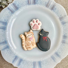 画像をギャラリービューアに読み込む, 寄り添うネコちゃんと肉球 アイシングクッキー|sumirecookies(スミレクッキーズ)