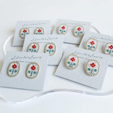 画像をギャラリービューアに読み込む, 赤いお花×チェック イヤリング|slowly&starry(スローリーアンドスターリー)