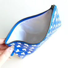画像をギャラリービューアに読み込む, フラットポーチ Flat Pouch “HEARTy Wavy _ Cobalt Blue”|asugatic(アシュガティック)