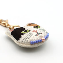 画像をギャラリービューアに読み込む, 猫の刺繡がかわいい パフチャーム|猫とイチオクノホシ(ネコトイチオクノホシ)