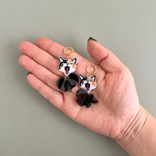 画像をギャラリービューアに読み込む, アクビをするネコ・ぎんなんの耳飾り|maltamarie(マルタマリエ)