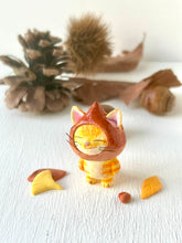 画像をギャラリービューアに読み込む, 栗をかぶった猫さん~黄トラ~|手ノヒラ堂(テノヒラドウ)