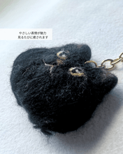 画像をギャラリービューアに読み込む, ふわふわ長毛猫ストラップ(Mサイズ)|手作り羊毛フェルト(黒ねこ)|たろじろ