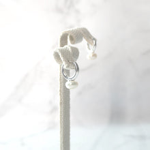 画像をギャラリービューアに読み込む, パール ハギーピアス(シルバー925)|SMUK(スムーク)