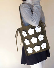 画像をギャラリービューアに読み込む, Rugby ball bag<Leather Flower motif>|Cherry on top(チェリーオントップ)