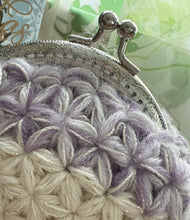 画像をギャラリービューアに読み込む, 上品な大人の花柄 薄紫とホワイトのキラキラがま口ポーチ パールタッセル付き|M'S CROCHET(エムズクロシェット)