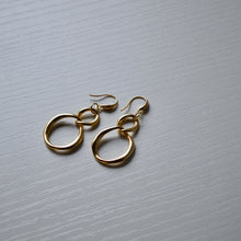 画像をギャラリービューアに読み込む, 柔らかな光|ダブルリングのニュアンス耳飾り|Une(ウーネ)