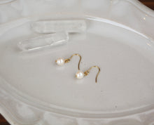 画像をギャラリービューアに読み込む, 「月の雫珠」国産あこや真珠バロックパール*サージカルステンレス・ピアス(ショート)|ツバメ舎(ツバメシャ)