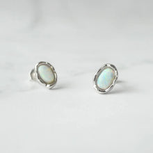 画像をギャラリービューアに読み込む, オパール スタッドピアス(シルバー925/ロジウムプレーティング)|SMUK(スムーク)