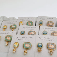 画像をギャラリービューアに読み込む, ネコとお花イヤリング グリーン|slowly&starry(スローリーアンドスターリー)