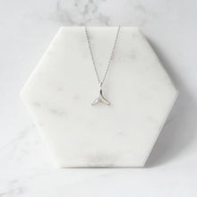 画像をギャラリービューアに読み込む, マザーオブパール クジラテール ネックレス(シルバー925/ロジウムプレーティング)|SMUK(スムーク)