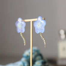 画像をギャラリービューアに読み込む, 本物のネモフィラとペリドットの揺れるピアス/イヤリング|FT2 works(エフティーツーワークス)