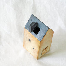 画像をギャラリービューアに読み込む, 黒い屋根の家の一輪挿し(大)|とうげい hanaga(トウゲイ ハナガ)