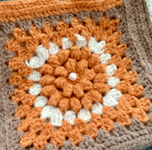 画像をギャラリービューアに読み込む, 秋冬らしさを楽しむレジ袋型お花モチーフバッグ|M'S CROCHET(エムズクロシェット)