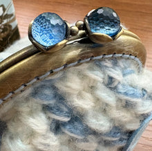 画像をギャラリービューアに読み込む, 青空とわた雲のようなふわもこがま口ポーチ お花の口金 ブルーの花芯 |M'S CROCHET(エムズクロシェット)