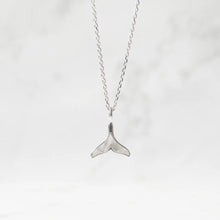 画像をギャラリービューアに読み込む, マザーオブパール クジラテール ネックレス(シルバー925/ロジウムプレーティング)|SMUK(スムーク)
