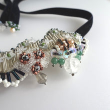 画像をギャラリービューアに読み込む, 雪原//立体刺繡のベロアリボンネックレス|hanmmmo(ハンモ)