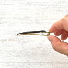 画像をギャラリービューアに読み込む, へそ天で眠るネコ・ボブの髪飾り|maltamarie(マルタマリエ)