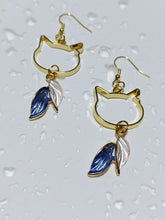 画像をギャラリービューアに読み込む, 猫耳カットとブルー&ホワイトの葉モチーフピアス|mimine(ミミンヌ)