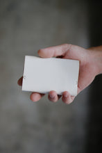 画像をギャラリービューアに読み込む, 革の質感まで“印象”になる名刺入れ〈UNUS-C〉|Has(ハズ)