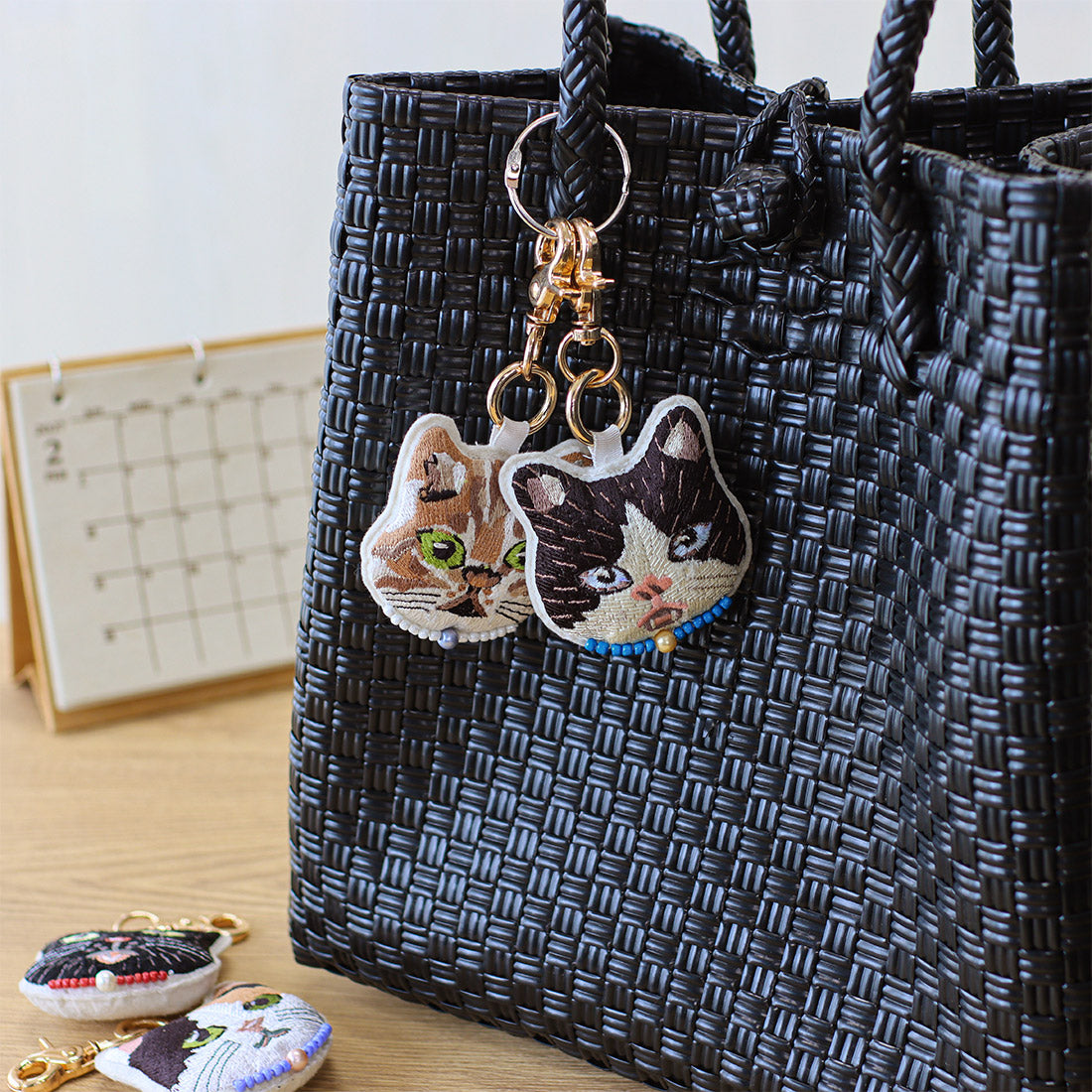 猫の刺繡がかわいい パフチャーム｜猫とイチオクノホシ（ネコト