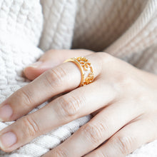 画像をギャラリービューアに読み込む, 桜舞う透かしのオープンリング|poonys(プーニーズ)