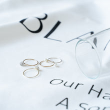 画像をギャラリービューアに読み込む, 14kgfのリング。繊細なクリスタルガラスのパヴェが手元をより繊細に|BLANCHE NEIGE(ブランシュネージュ)