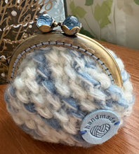 画像をギャラリービューアに読み込む, 青空とわた雲のようなふわもこがま口ポーチ お花の口金 ブルーの花芯 |M'S CROCHET(エムズクロシェット)