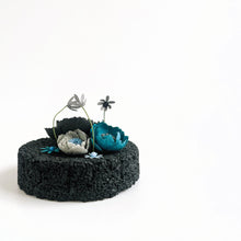 画像をギャラリービューアに読み込む, 炭団オブジェ/黒青グレーのペーパーフラワー|櫂の炭(カイノスミ)