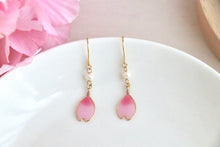 画像をギャラリービューアに読み込む, 桜の花びらと淡水パールのピアス.イヤリング(ピンク)|Lab407(ラボヨンマルナナ)