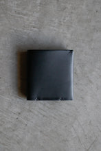 画像をギャラリービューアに読み込む, 削ぎ落とした職人仕立ての折財布〈LOCUS-SW〉|Has(ハズ)