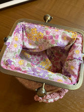 画像をギャラリービューアに読み込む, ピンクのガーベラがま口ポーチ|M'S CROCHET(エムズクロシェット)