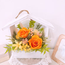 画像をギャラリービューアに読み込む, 【小鳥のウッドハウス Little Bird’s Cottage】 ビタミンカラー オレンジ 上品な薔薇 プリザーブドフラワーアレンジ 夏のギフト インテリア 両親贈呈品 出産 誕生日 記念日 新築 敬老の日 プレゼント|Luana Mally(ルアナ マリー)
