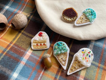 画像をギャラリービューアに読み込む, ブローチ【くり】|tsubutsubu design.(ツブツブデザイン)