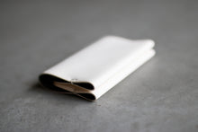 画像をギャラリービューアに読み込む, 革の質感まで“印象”になる名刺入れ〈UNUS-C〉|Has(ハズ)