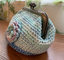 画像をギャラリービューアに読み込む, グラデーションブルーポーチ ガーベラ付き|M'S CROCHET(エムズクロシェット)