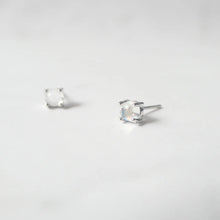 画像をギャラリービューアに読み込む, ムーンストーン スタッドピアス(シルバー925/ロジウムプレーティング)|SMUK(スムーク)