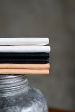 画像をギャラリービューアに読み込む, 革の質感まで“印象”になる名刺入れ〈UNUS-C〉|Has(ハズ)