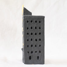 画像をギャラリービューアに読み込む, 星が降り注ぎ月が輝く古いビルのナイトランプ、アロマランプシェード 黒マット|とうげい hanaga(トウゲイ ハナガ)