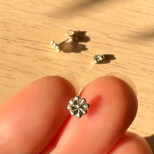 画像をギャラリービューアに読み込む, お風呂OK!金属アレルギー対応!小つぶフラワーピアス|Hiwalani(ヒワラニ)
